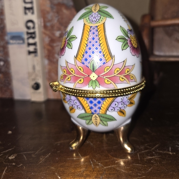 Vintage Porcelain Egg Trinker Box - Picture 2 of 5